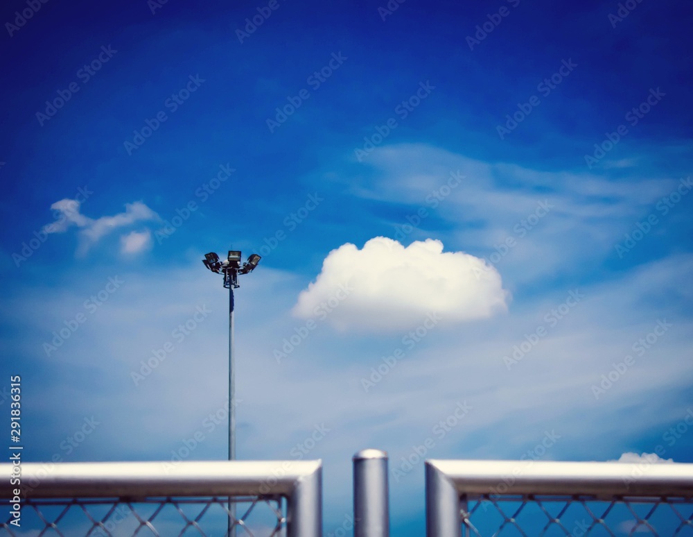 Obraz premium fence and blue sky