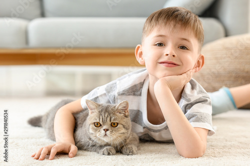 Obraz na płótnie Little boy with cute cat at home