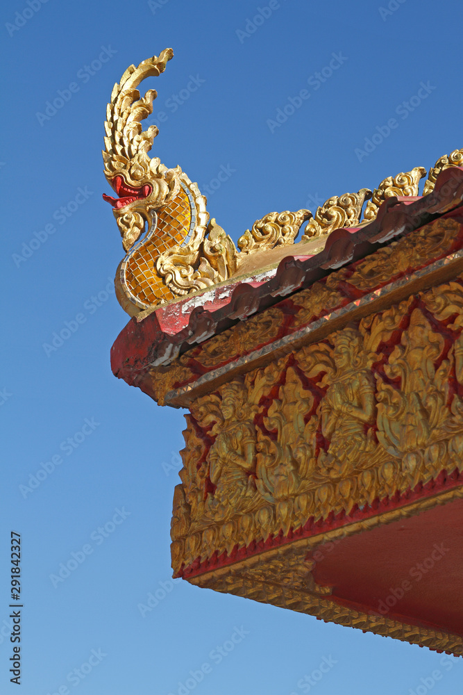 Obraz premium heads of Naka or Naga or serpent in buddhist temple in Thailand