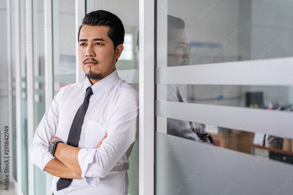 Fototapeta premium business man with arms crossed