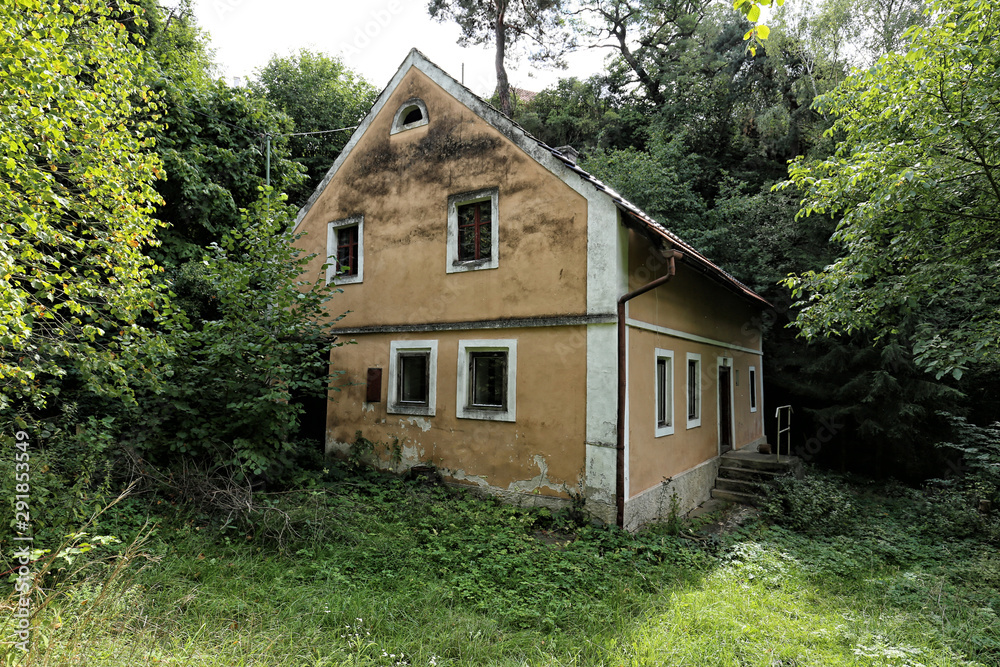 Scrubby house with white widow frames Scrubby house with white widow frames
