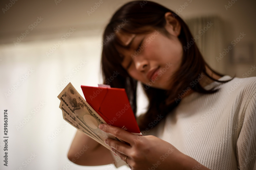 ご祝儀を悩む女性 ご祝儀を悩む女性