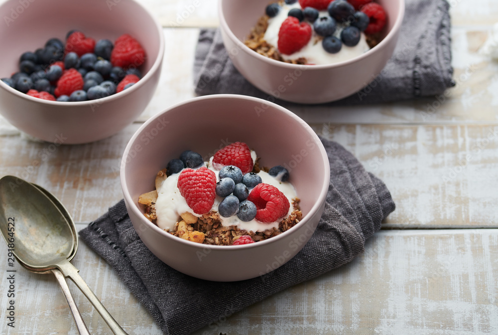 Granola and yogurt breakfast bowls Granola and yogurt breakfast bowls
