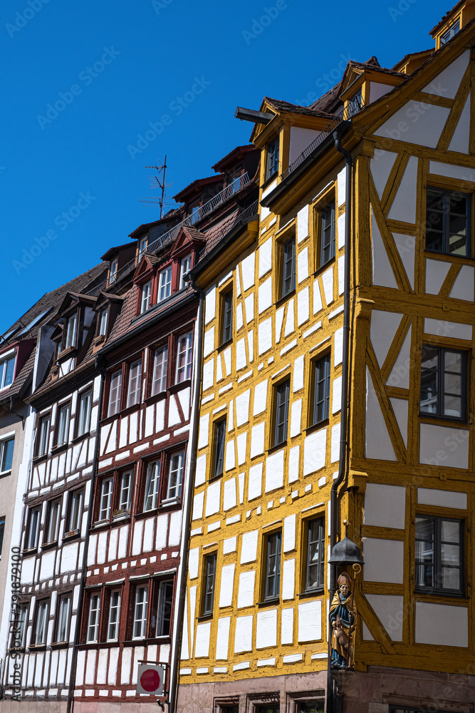 Fachwerkhäuser in der historischen Weißgerbergasse in der Altstadt von Nürnberg/Deutschland