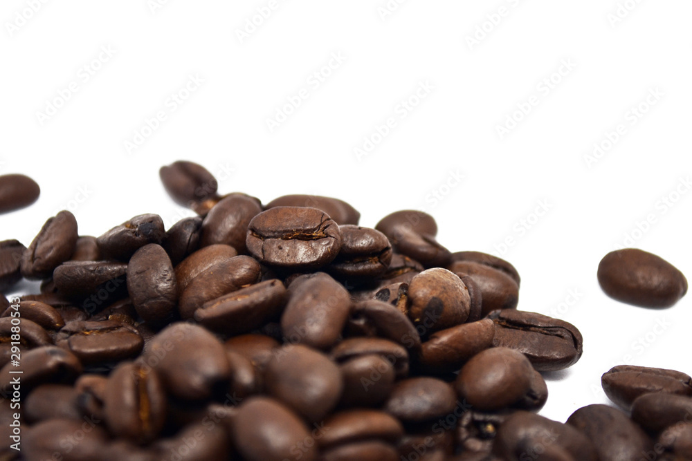 Naklejka premium Coffee beans isolated on a white background.