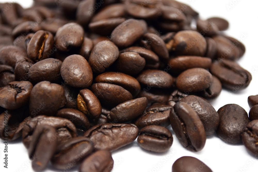 Fototapeta premium Coffee beans isolated on a white background.