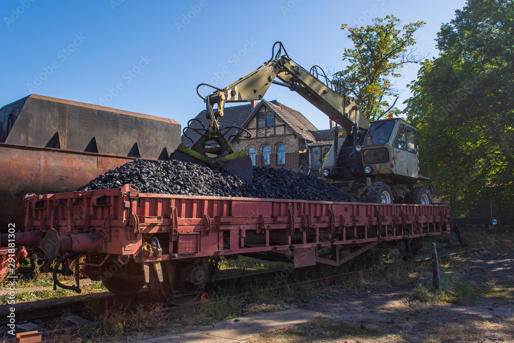 ein Eisenbahnwaggon ist mit Steinkohle beladen