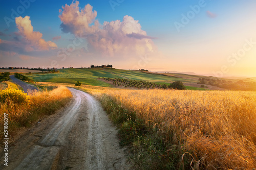 Photo Italy autumn  countryside landscape, dirty road and farmland over sunset sky