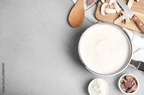 Fotografía Flat lay composition with delicious creamy sauce on grey table