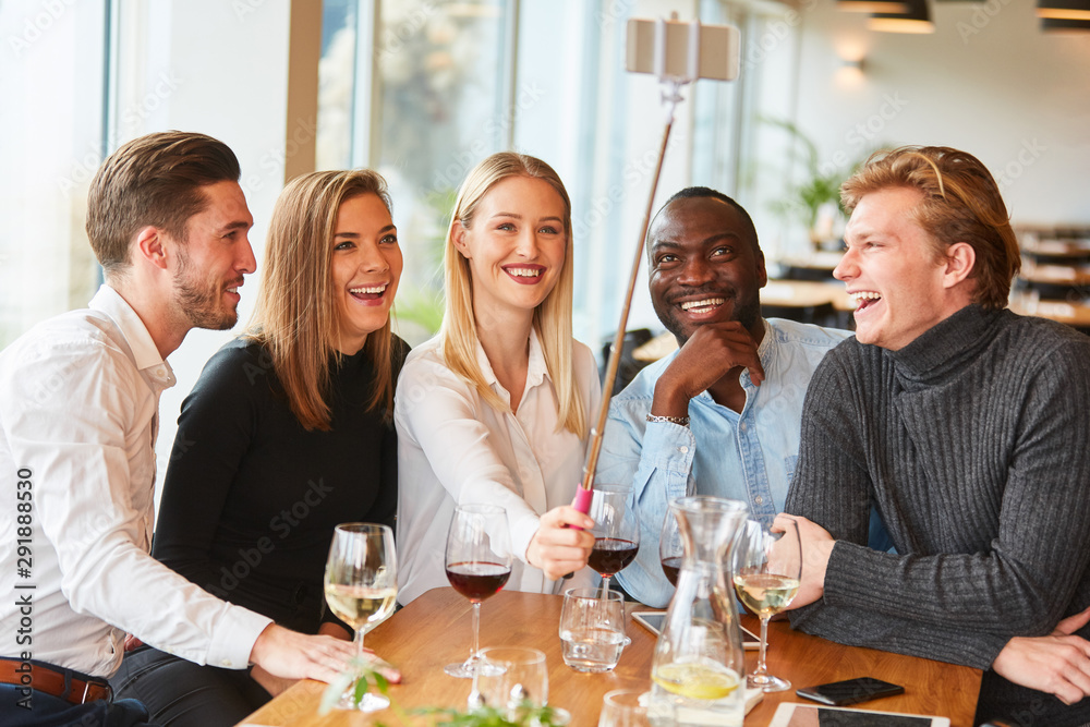 Multikulturelle Gruppe junger Leute macht Selfie Multikulturelle Gruppe junger Leute macht Selfie