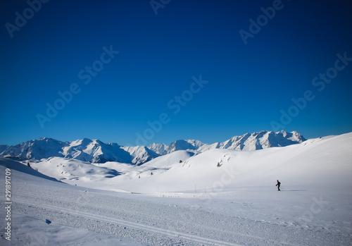 paysage d'hiver à l'Alpes d'Huez dans les Alpes françaises