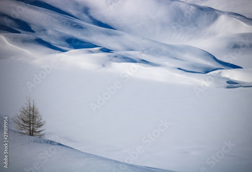 paysage d'hiver à l'Alpes d'Huez dans les Alpes françaises © jef 77