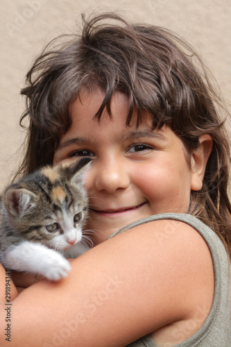 Portrait Mädchen mit Kitten photo