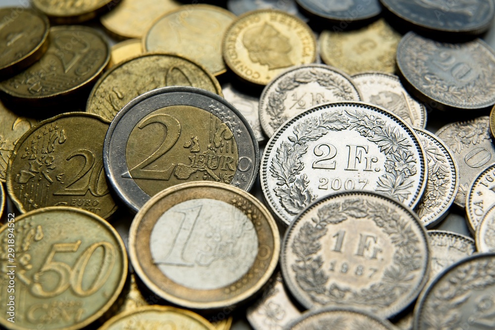 banconote e monete di euro e franchi svizzeri banconote e monete di euro e franchi svizzeri