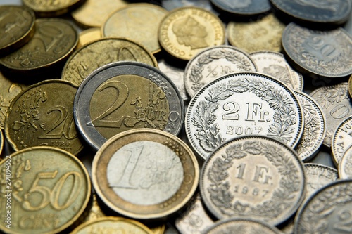 banconote e monete di euro e franchi svizzeri photo