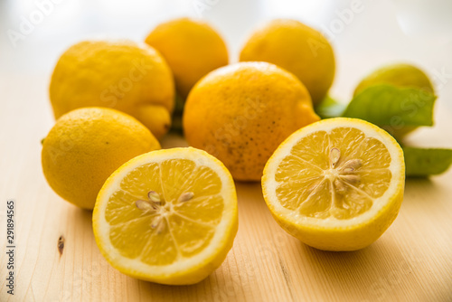 limoni maturi su un tagliere