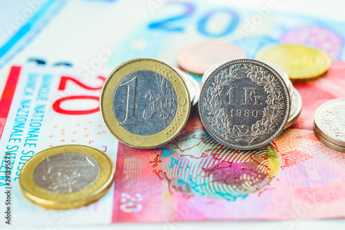 banconote e monete di euro e franchi svizzeri photo