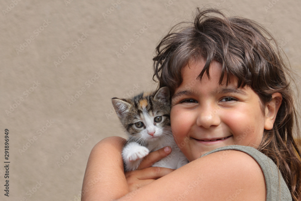 Portrait glückliches Mädchen mit Glückskatze Kitten Portrait glückliches Mädchen mit Glückskatze Kitten