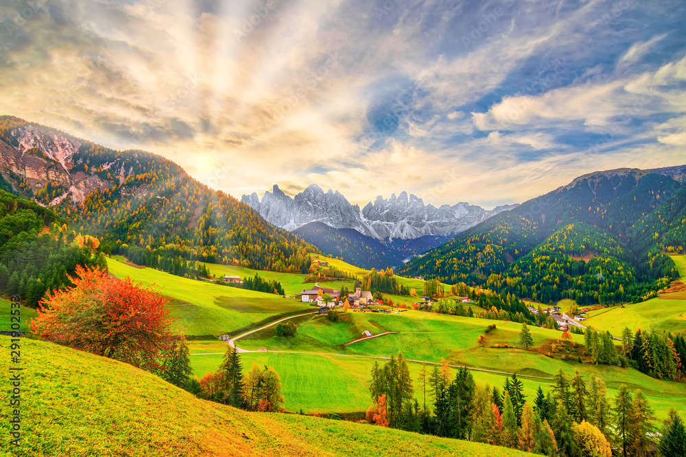 Obraz premium Colorful autumn scenery in Santa Maddalena village at sunrise. Dolomite Alps, South Tyrol, Italy