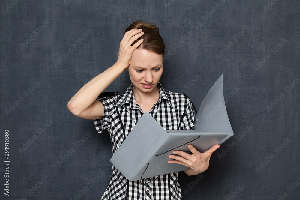 Ταπετσαρία Portrait of bewildered woman looking at documents in folder