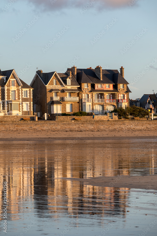 Φωτογραφία Beach in the evening sun and buildings along the seafront promenade in Saint Malo