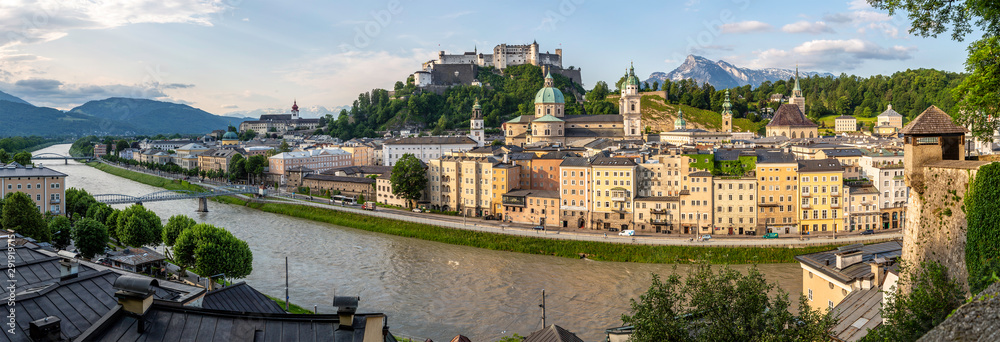 Fototapeta premium Poranne słońce w Salzburgu