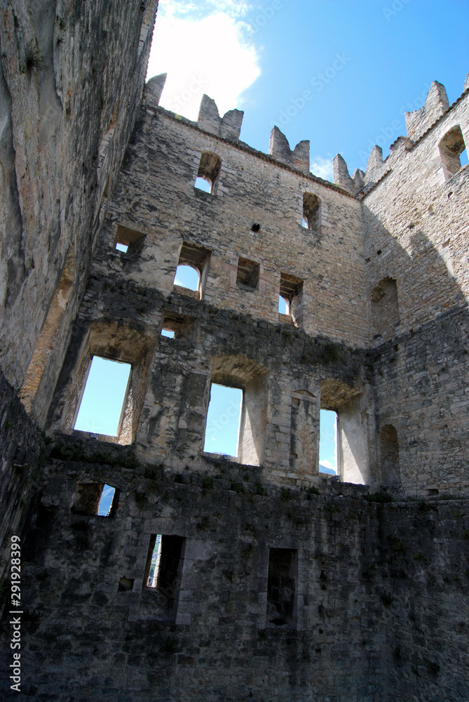 Burgruine der Grafen von Arco am nördlichen Gardasee Burgruine der Grafen von Arco am nördlichen Gardasee