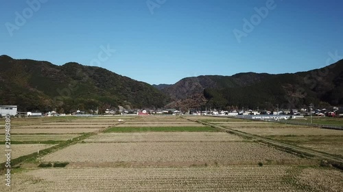 冬の田んぼ 山麓の集落 低空から上昇して全景 空撮 クレーンアップ 上昇 パン v04_00286(DJI_0113) photo