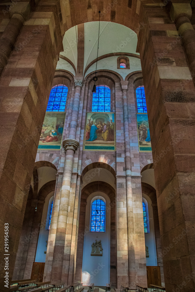 Dom zu Speyer, Innenansicht Rundbogen mit Glasfenster