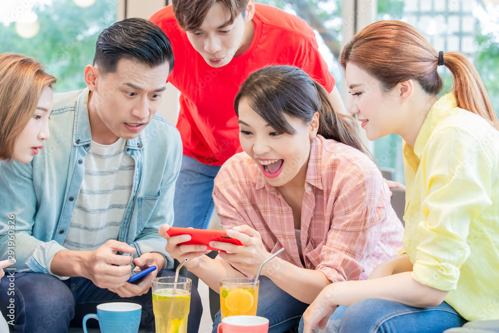 Obraz premium friends play games on phone