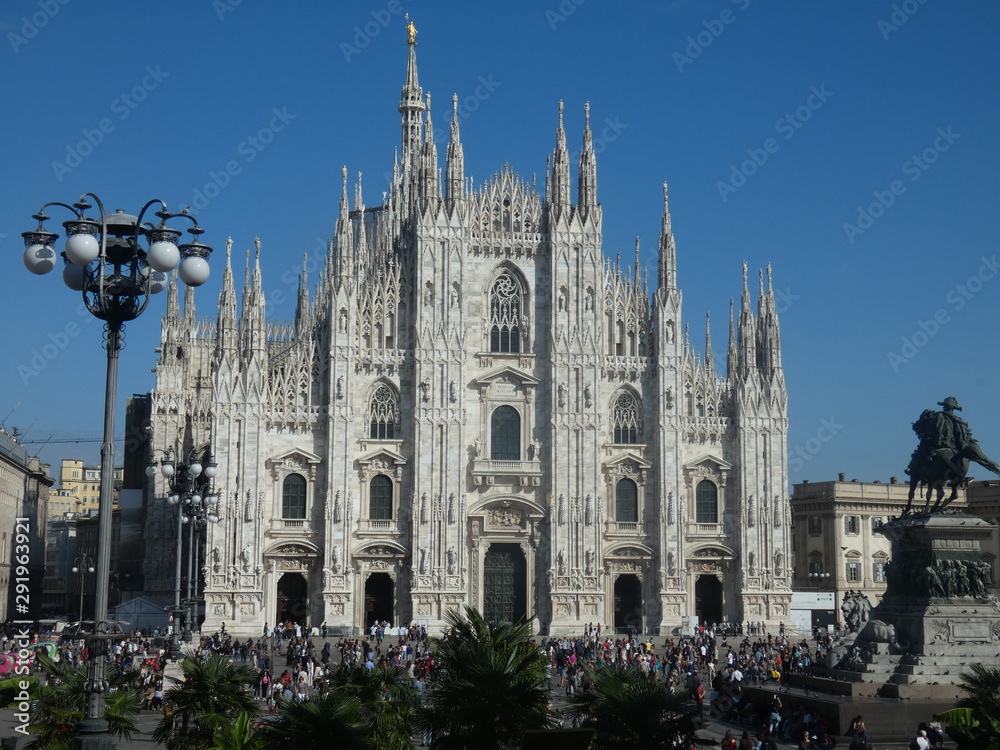 Facciata frontale Cattedrale Duomo di Milano Italia