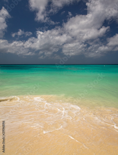Fototapeta Naklejka Na Ścianę i Meble -  Aruba Eagle Beach. Taken in 2017, this photo was taken in the beautiful Eagle Beach, Aruba, taking advantage of the great conditions at the time.