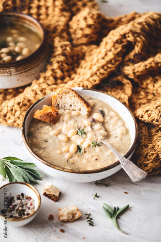 Soupe de Haricots Blanc à la Toscane, Cuisine Italienne. photo