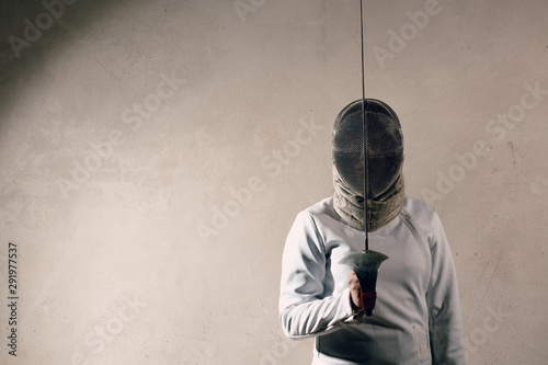 Foto Fencer woman with fencing sword.