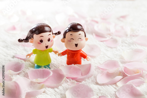 Two cartoon dolls are in the petals © dong
