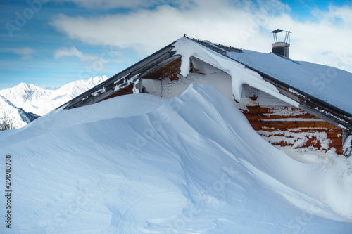 tief verschneite Skihütte in der Tourismusregion Mayrhofen im Zillertal