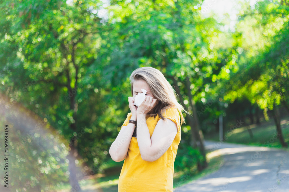 Sneezing symptom of pollen allergy Sneezing symptom of pollen allergy
