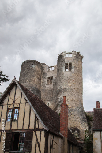 Maison à colombages et vieux château du village de Montrésor photo