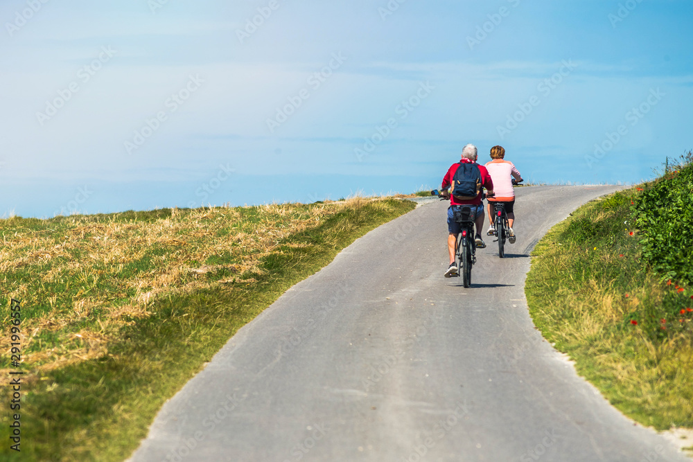 Obraz premium retired couple cycling in the countryside