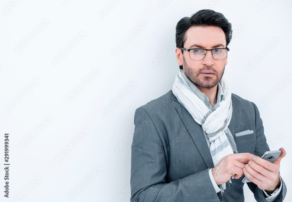 Naklejka premium business man dialing a number on his smartphone