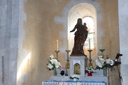 Eglise Saint Mayol dans le Village de Ternay - Département du Rhône - France - Intérieur de l'église photo