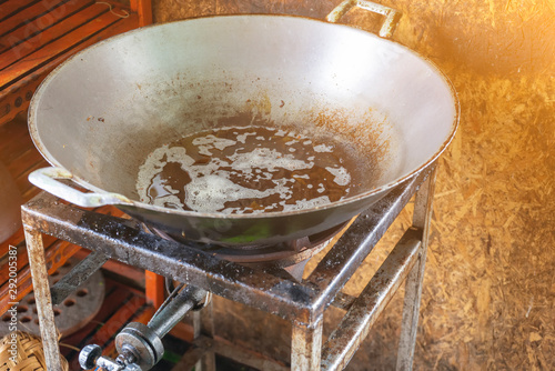 Used vegetable oil and black in the pan.