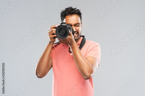 Cuadro en lienzo photography, profession and people and concept - happy indian man or photographe