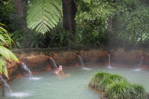 Foto Terra Nostra botanical garden at Furnas; teen girl in thermal mineral water jacuzzi pool