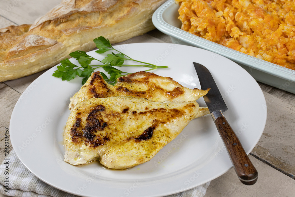 escalope de poulet grillée