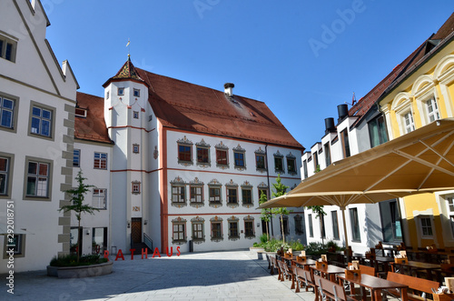 Fototapeta Naklejka Na Ścianę i Meble -  Kirchplatz mit Rathaus, Weißenhorn
