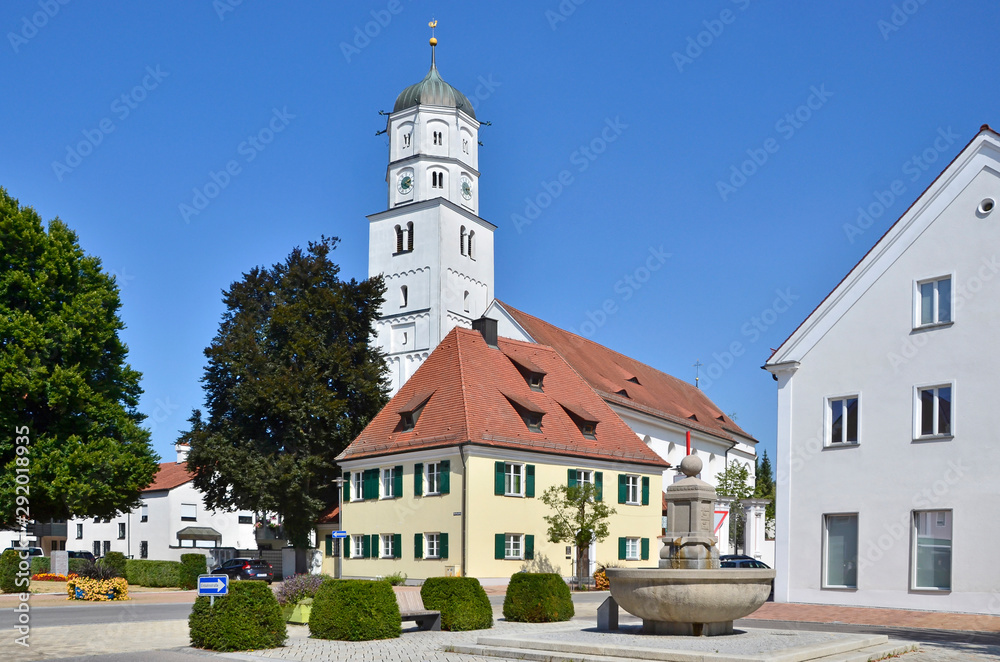 Pfarrkirche und Brunnen in Illertissen
