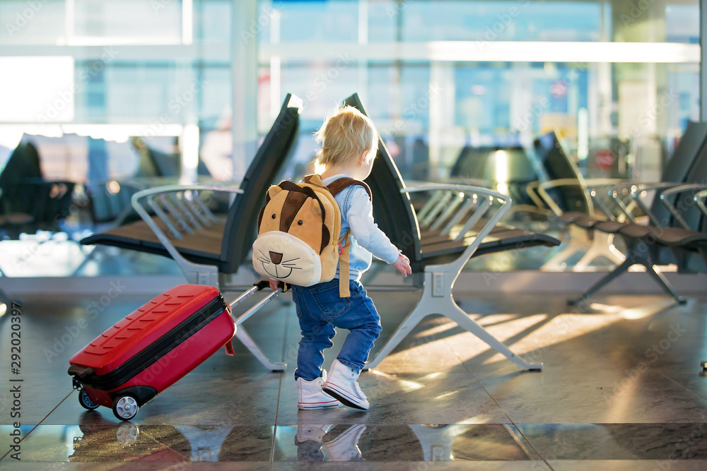 Φωτογραφία Children, traveling together, waiting at the airport to board the aircraft