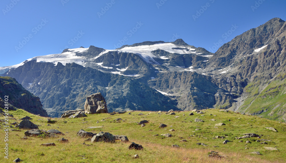 on the hiking trail towards the ouille du midi in vanoise in the french alps : les pointes du grand fond
