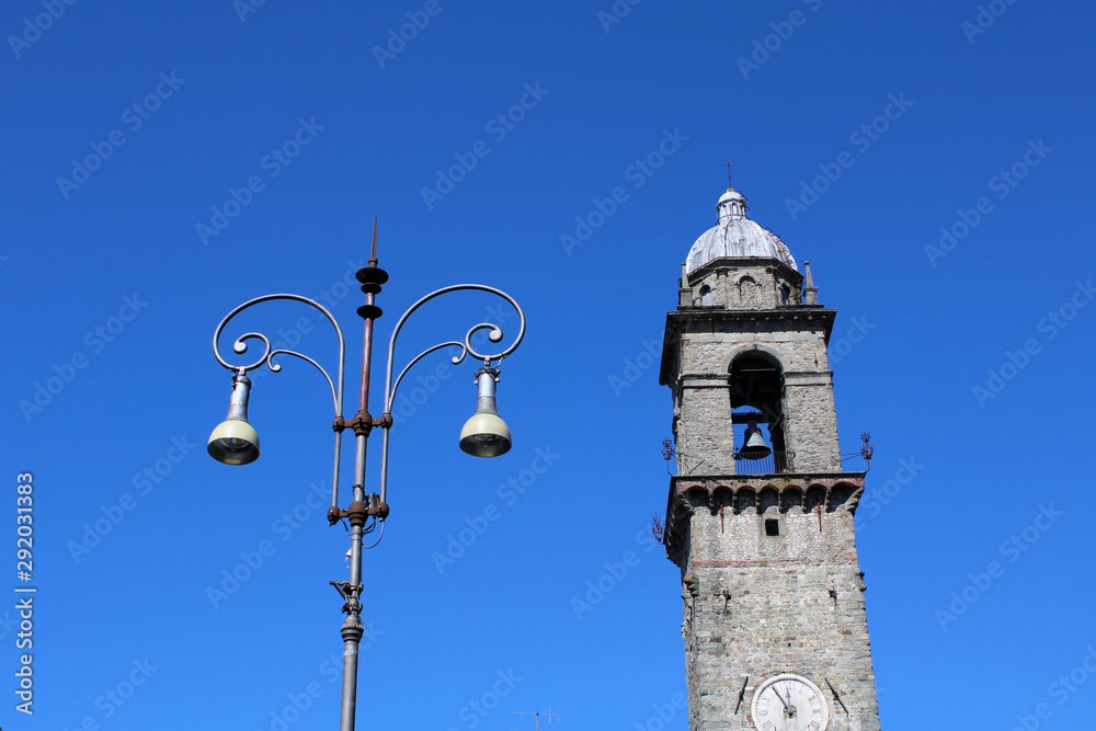 Lampione con  campanile e cielo azzurro